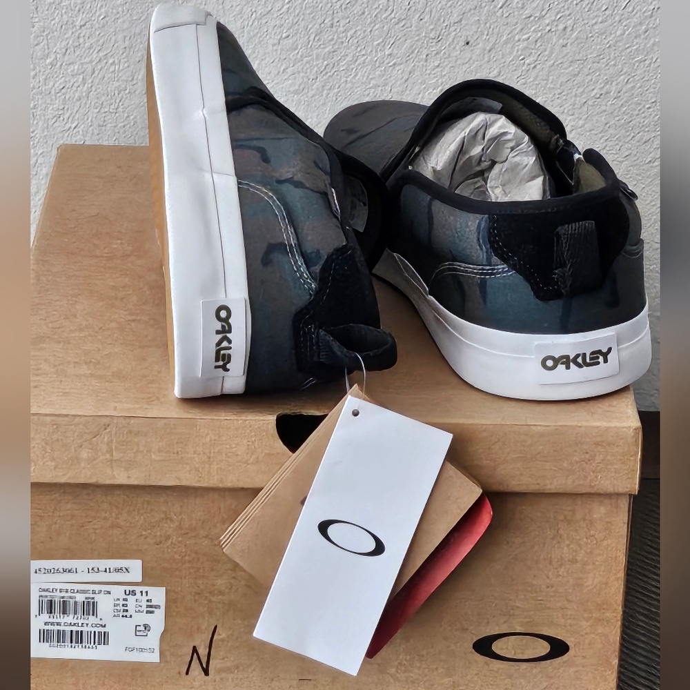 Oakley men's Slipons size 11